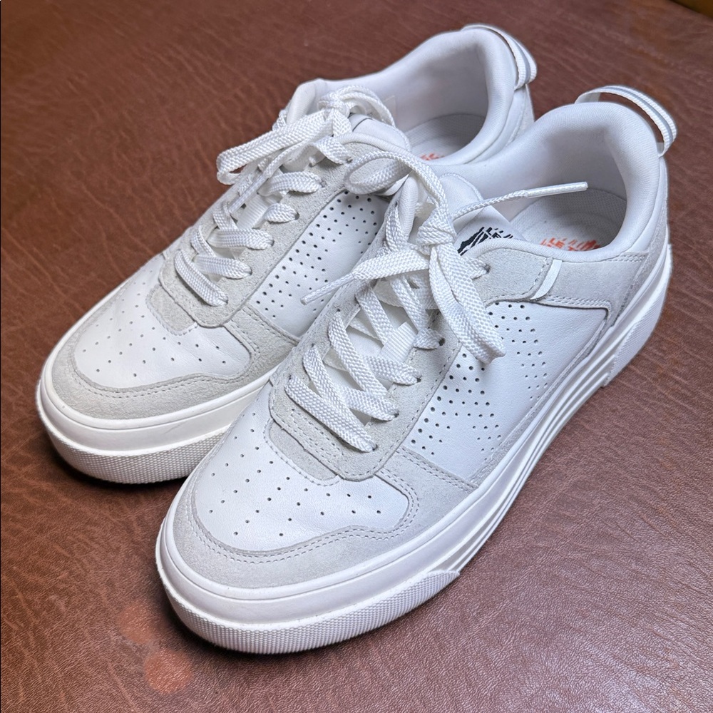 Le Tigre White and Gray Sneakers